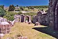 Vue plus large des ruines.