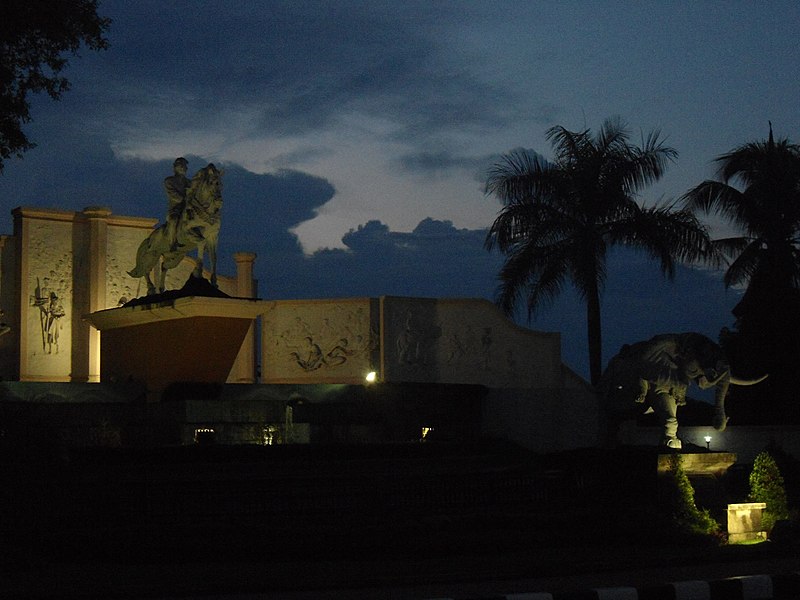 File:I Gusti Anglurah Panji Sakti monument1.jpg