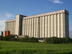 Silo Blovice směrem od železničního přejezdu s tratí č. 191