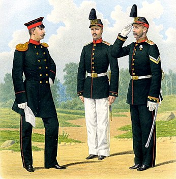 Uniform modell 1872. Officeren i syrtut och lägermössa med skärm.