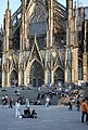 Treppenstufen vom Bahnhofs­vorplatz zur Domplatte mit dem Nordeingang des Kölner Doms (2009)