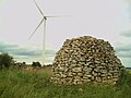 Cabaña de pastor y molinos aerogeneradores.