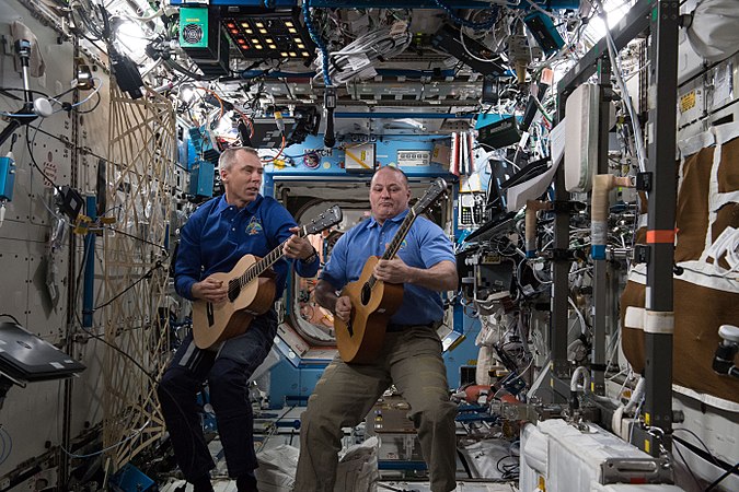 Feustel et Tingle, jouant de la guitare dans le laboratoire Destiny