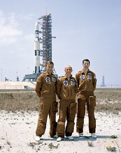 File:Skylab 2 Crew Members Saturn V Skylab I pose.jpg