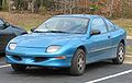 Pontiac Sunfire i coupéudgave. Sunfire blev introduceret i 1995 baseret på en opdateret udgave af J-platformen