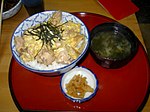 Oyakodon serverad med misosoppa och tsukemono.