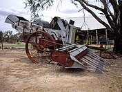 Vooraan de machine bevindt zich een metalen maaibord met uitstekende pinnen. Daarnaast bevindt zich de dissel. Het frame achter het maaibord steunt op 2 grote roestkleurige wielen. Op het frame bevindt zich het dorsmechanisme met de duidelijk zichtbare schudders, gemaakt uit hout en metaal.