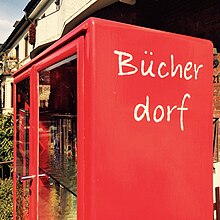 Rote Büchertauschzelle namens Bücherdorf