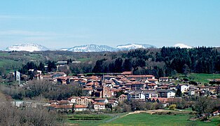 Vue de Roybon, dans le Chambaran, avec la Chartreuse en arrière-plan.