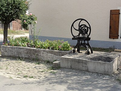 pompe avec abreuvoir/bac à plantes.