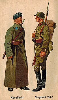 Kavallerist i kappa modell 1935 för manskap (t.v.) och underbefäl i fältuniform med stålhjälm modell 1940 (t.h.).