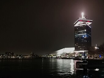 Het museum vanaf het IJ gezien, 's nachts.