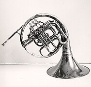 Musikinstrumenten-Museum Berlin - Doppelhorn in B mit F-Verlängerung - 1107214.jpg