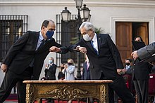 El presidente Sebastián Piñera saluda a Cristián Monckeberg tras ser nombrado Ministro Secretario General de la Presidencia de Chile.