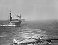 Fairey Albacore felszállása az HMS Indomitable repülőgép-hordozó fedélzetéről, a kép az HMS Victorious repülőgép-hordozóról készült, az alakzat utolsó hajója az HMS Eagle repülőgép-hordozó.