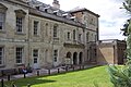 English: Woburn Abbey, north side, entrance to exhibition Norsk bokmål: Woburn Abbey, nordsiden, inngang til utstillingen