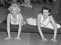 Marilyn Monroe et Jane Russell lors de la cérémonie au Grauman's Chinese Theatre, le 26 juin 1953.