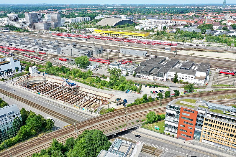 File:Bahnbetriebswerk München Hbf Luftaufnahme vom Süden.jpg