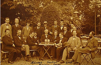 1897: Bondswedstrijd, Utrecht. Staand v.l.n.r.: Van der Meulen, Leussen, ?, Meiners, Benima, Strick van Linschoten, Esser, D.Bleijkmans, Speet, A. Bleijkmans. Zittend v.l.n.r.: Wieling, Westendorp, Boerma, Loman, ?, Van Rhijn, Meijer, Olland, Ten Tusschedé, ?.