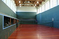 Hyde Real Tennis Court in Bridport, zicht op grill