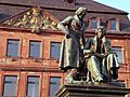 Denkmal der Gebrüder Grimm vor dem Neustädter Rathaus