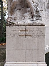 Socle d'une statue dont les mots « l'Arabe » ont été supprimés du titre « L'héroïsme militaire belge anéantit l'Arabe esclavagiste ». La suppression laisse dans la pierre deux trous rectangulaires, l'’un pour le néerlandais, l'autre pour le français.