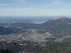 Blick vom Thaneller (2341 m) Richtung Nordwesten In der Bildmitte Reutte, links davon der Lech. Durch einen Höhenzug von Reutte getrennt der Forggensee, rechts davon der Säuling (2048 m)