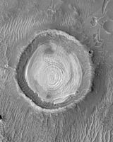 Camadas na cratera encontrada dentro da bacia da Cratera Schiaparelli, região do Quadrângulo de Sinus Sabaeus. Imagem fotografada pela Mars Global Surveyor.