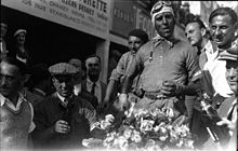 Photo de Tazio Nuvolari après avoir remporté le Grand Prix de France 1932.