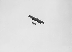 Un avion dans le ciel - Médiathèque de l'architecture et du patrimoine - AP62T099051.jpg