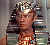 Yul Brynner purtând un nemes, ca Ramses al II-lea în Cele zece porunci (film din 1956)