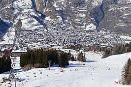 Zicht op Arc 1600 en het centrum van Bourg-Saint-Maurice vanaf de skipistes van Les Arcs, op het grondgebied van de gemeente