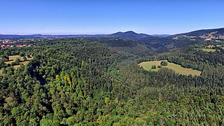 La vallée de la Reverotte avec, en haut et à droite, le village.