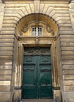 La porte d'entrée, côté rue de Jouy.