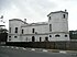 Construction rénovée dans un lotissement, façades de la bastide blanches.