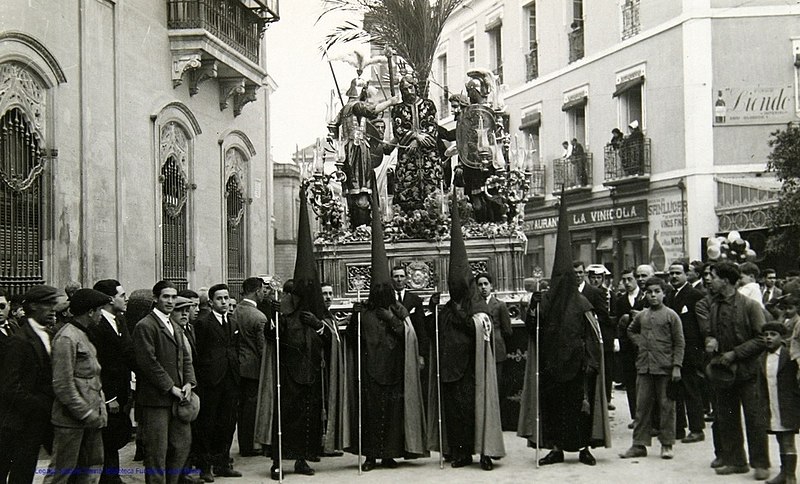 File:Sevilla, Semana Santa.jpg