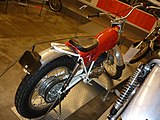 Montesa Cota 247, amb transmissió final per cadena de rodets.