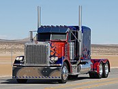 Chiếc xe Peterbilt 379 được sử dụng để miêu tả Optimus Prime