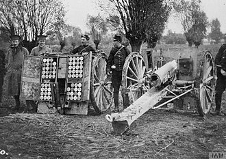 Photo noir et blanc d'un canon et son caisson en position.