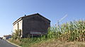 Chapelle Saint-Roch (XVIIe siècle) à Rozier-en-Donzy, dominée depuis vingt ans par une grue du XXe siècle.