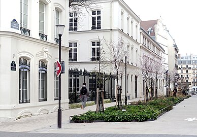 Entre la rue Thénard et la rue Jean-de-Beauvais.