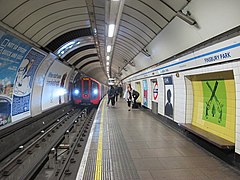 De Victoria Line met het tegelmotief met pistolen