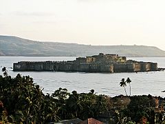 La citadelle de Janjira, bâtie sur la mer, est un des lieux de pouvoir de la principauté de Murud-Janjira, un État fondé par des Siddis.