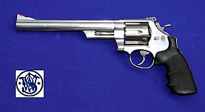 Smith & Wesson .44 Magnum Модель 629 зі стволом 8+3⁄8 дюйма (21 см): версія Моделі 29 з неіржавної сталі.