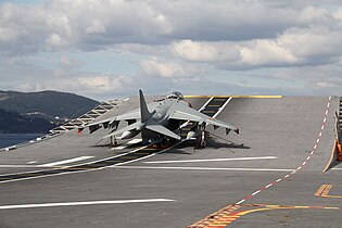 Un EAV-8B+ Harrier II en la rampa de despegue del Juan Carlos I