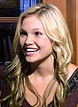 Olivia Holt met licht haar en donkere ogen