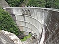 Barrage d'Asahi (Totsukawa, Nara), réservoir inférieur de la centrale d'Okuyoshino (1 206 MW).