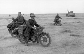 Militaires motocyclistes italiens en Afrique du Nord (au premier plan un bersaglier), Archives fédérales allemandes.