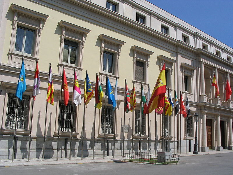 File:Banderas de las comunidades autónomas de España frente al Senado, Madrid.jpg