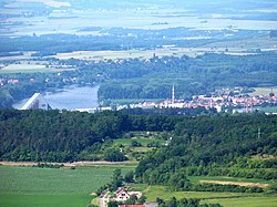 Dobříň a Kyškovice (za řekou) z Roudnické vyhlídky na Řípu